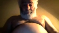 Hairy horny NY daddy bear jerks off on webcam