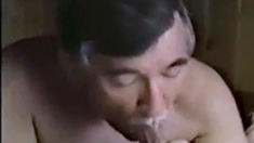 Oso maduro amateur chupa y traga