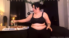 feedee stuffs herself with a pizza