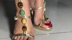 Amateur Foot Fetish Girlfriend Sucks and gives a Footjob