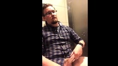 He jerks in public toilett